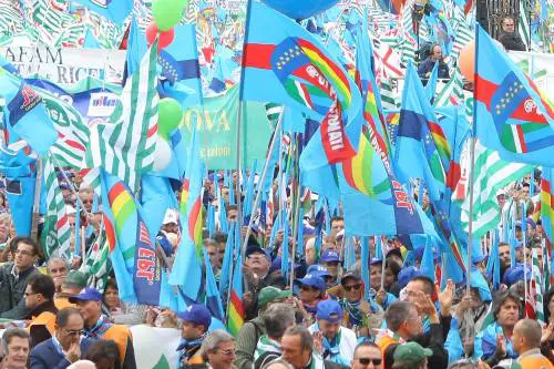 All'Agcom stipendi da diecimila euro al mese 
E Cisl-Uil ora fanno lo sciopero della fame