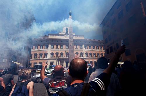 Adesso i centri sociali  
fanno la "guerra" 
Scontri davanti all'Aula