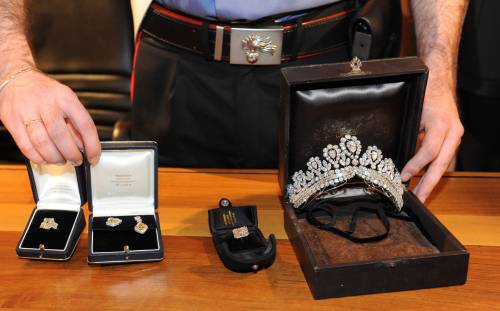 Scoperto in un hotel il "tesoro" di Evita Peron: 
in mano ai carabinieri gioielli e 6 milioni di euro