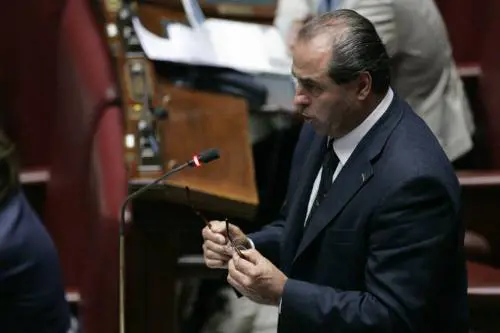 Rissa continua a sinistra 
Di Pietro smonta Bersani