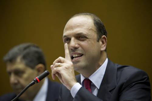 P4, Alfano: intercettazioni irrilevanti 
La procura in guerra: "Valuta il pm"