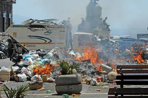 De Magistris scarica i rifiuti sul Cav