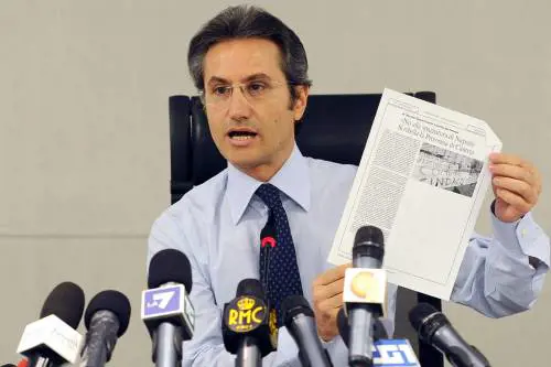 Emergenza rifiuti a Napoli, l'ira di Caldoro:  
"Non ci sto a pagare 15 anni di colpe altrui"