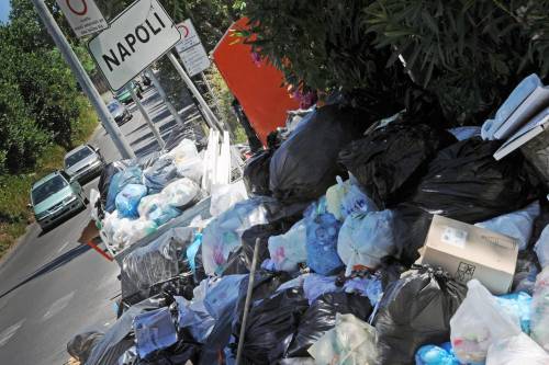 Emergenza rifiuti, 
Bersani scaricabarile: 
"Ci pensi Berlusconi"