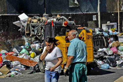 Rifiuti, Ue all'Italia: inadeguata, rischia sanzioni 
La Cei bacchetta il Nord: "Questione nazionale"