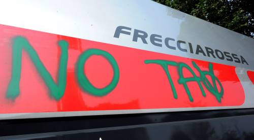 Ecco la democrazia dei manifestanti anti Tav: 
"Sul Tav di Torino impiccheremo Chiamparino"