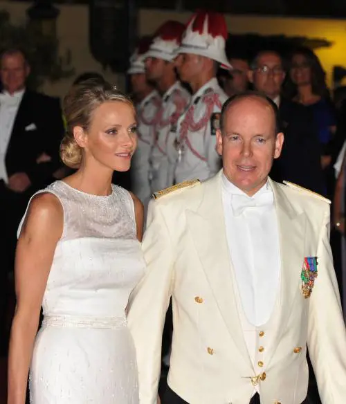 Monaco, nozze tra la bella Charlène e Alberto   
Dopo il sì il pianto liberatorio della sposa triste