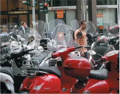 «Bloccano gli sfratti e multano gli scooter»