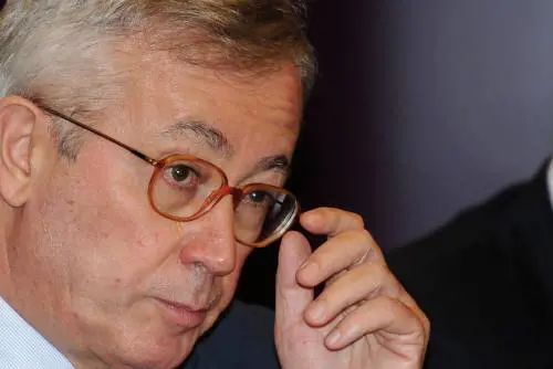 Tremonti: "I tagli alla politica riforma vera"