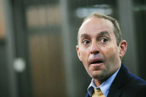 I tribuni rossi  scivolano su un barista