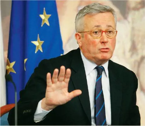 Giulio tiene duro e resta al suo posto: 
il Pdl lo blinda, l'opposizione dialoga