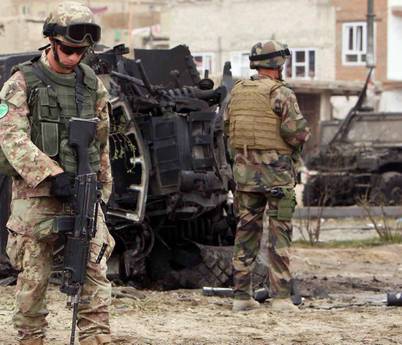 Bomba in Afghanistan, muore soldato italiano 
I talebani uccidono uno dei fratelli di Karzai