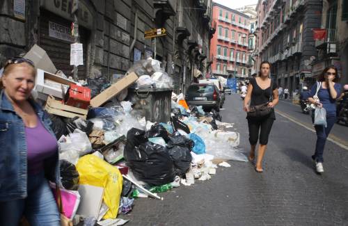 Napoli, più di 2000 tonnellate di rifiuti in strada				 
Ogni giorno la monnezza aumenta del 10 %