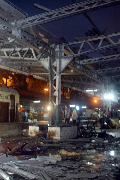 Bombe islamiche a Mumbai. E torna la paura 
Tre esplosioni devastano la città: venti morti