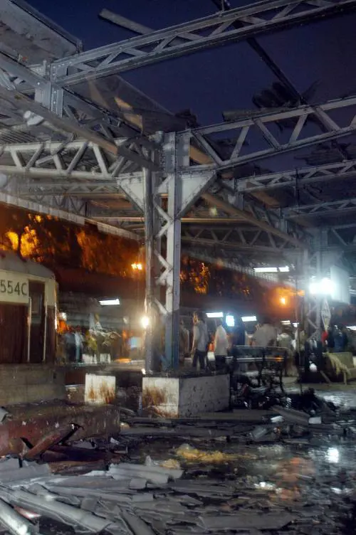 Bombe islamiche a Mumbai. E torna la paura 
Tre esplosioni devastano la città: venti morti