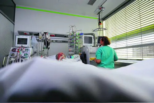 Bergamo, lei è in coma e l’azienda la licenzia:  
"Ha fatto troppe assenze e intralcia il lavoro"