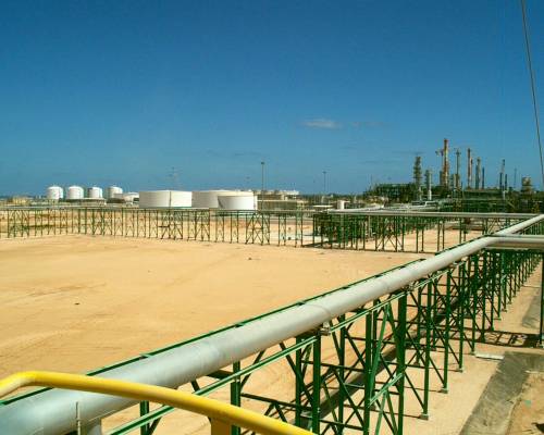 Libia, e adesso Gheddafi vuole punire l'Italia 
Ecco i frutti della guerra: il raìs caccia l’Eni