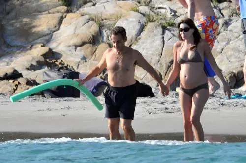 Se la speranza di Sarkò  
è nella pancia di Carlà