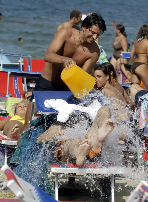 Docce e topless: bon ton all’ultima spiaggia