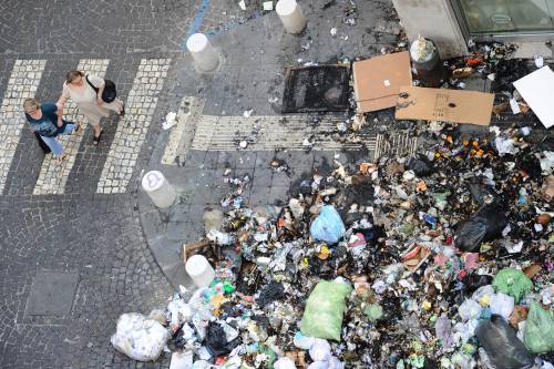 Rifiuti, duemila tonnellate nelle strade di Napoli 
La sitiuazione è ancora critica: roghi nella notte