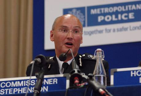 Intercettazioni scandalo a Londra 
si dimette il capo di Scotland Yard