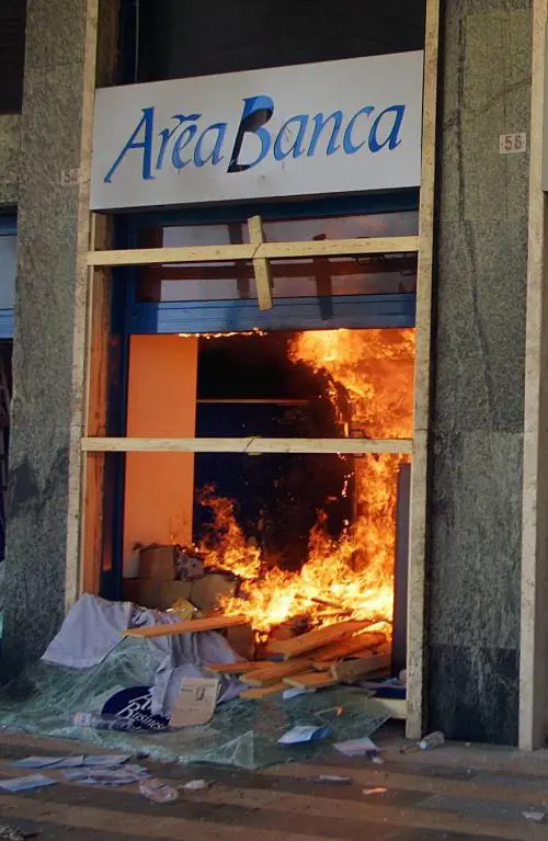 Polizia, mano tesa ai no global ma non al sindaco: «Ci insulta»