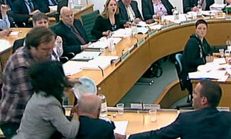 Gb, Murdoch: sono stato tradito, ma non lascio 
Tentata aggressione: preso a torte in faccia