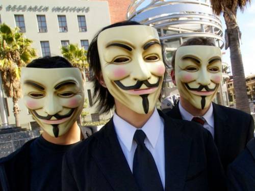 Anonymous, 14 arresti: 
incursioni degli hacker 
per difendere Assange