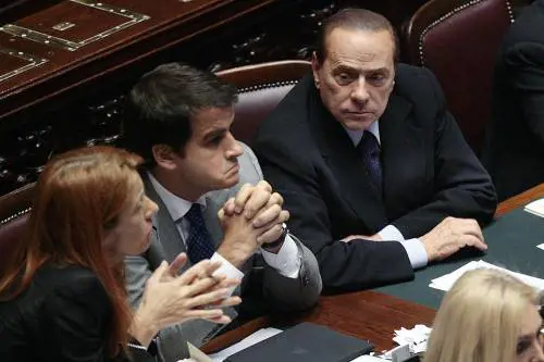 Lega e sinistra arrestano Papa 
Silvio sbotta: è una vergogna