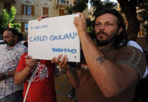 Ore 17.27: piazza Alimonda è mezza vuota