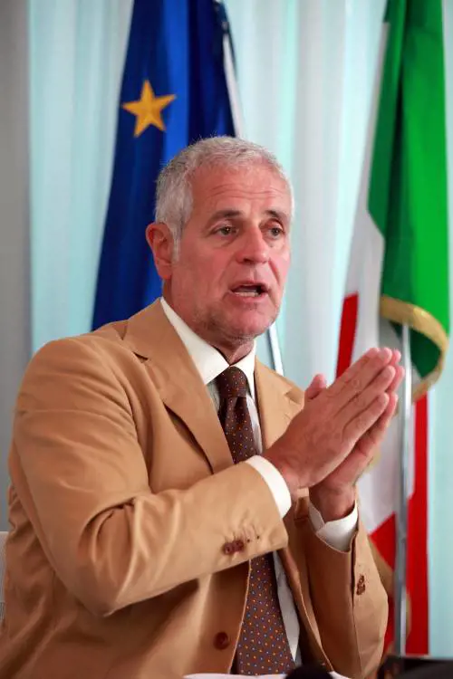 Formigoni: risparmiamo dimezzando Regioni, Province e Asl