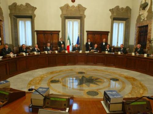 Il Cdm dà il via libera al ddl costituzionale 
Berlusconi: "Mantenuti tutti gli impegni"