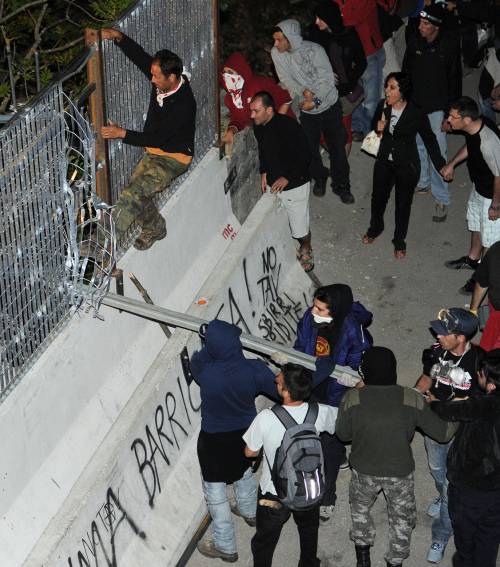 In Val di Susa la notte di follia dei No Tav 
E oggi Genova blindata
per il corteo No Global