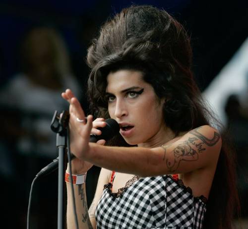 Amy Winehouse, una vita tra eccessi e successi