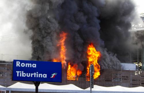 Incendio alla stazione Tiburtina: treni nel caos. Alemanno: "Problemi per un mese"