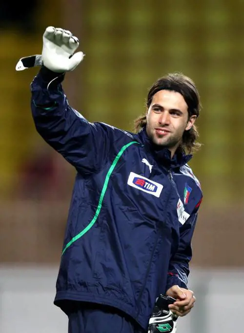 Il Genoa vuol chiudere la porta Sirigu è in vantaggio su Frey