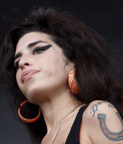 Troppa retorica per Amy  
Non mitizziamo lo sballo 
di una star sola e disperata