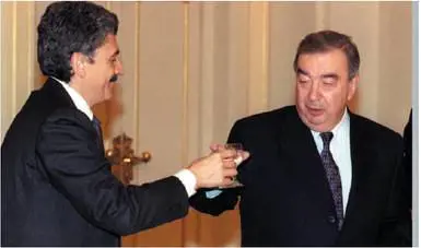 La diversità degli ex Ds? 
Incassare soldi da Mosca