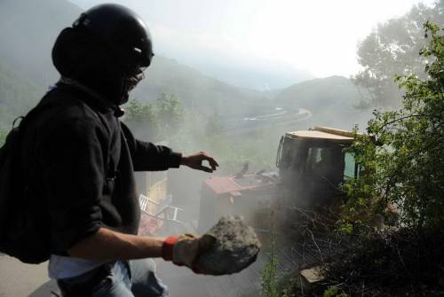 Val Susa, un'altra notte di "ordinaria" guerriglia 
Assalto al cantiere con sassi e bombe carta