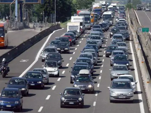 Esodo, milioni di italiani incolonnati sulle strade