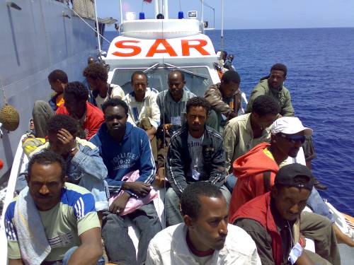 Immigrazione, tragedia al largo di Lampedusa 
Un barcone con 25 cadaveri stipati nella stiva