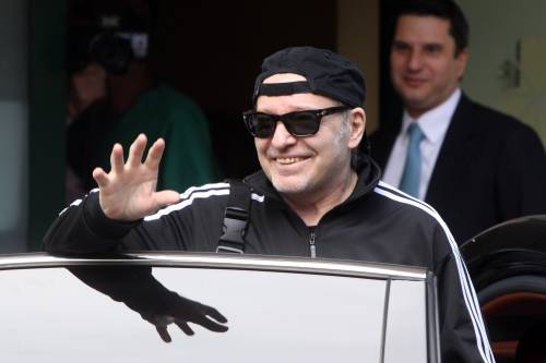 Vasco Rossi lascia l'ospedale: "Ora sto meglio" 
Era ricoverato per una frattura alla costola