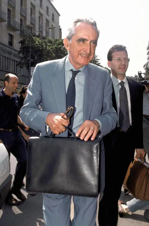 Dal water all'aiuola fino alla scatola di scarpe 
Se nascondere le mazzette scatena la fantasia