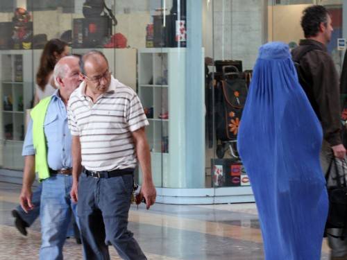 A difendere il burqa  
resta solo la sinistra