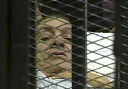 Inizia il processo a Mubarak, lui è in barella  L'ex raìs dietro le sbarre: "Sono innocente"