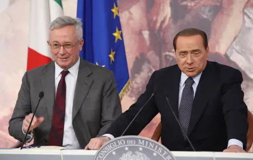 Berlusconi anticipa la manovra 
"Così fermeremo la speculazione"