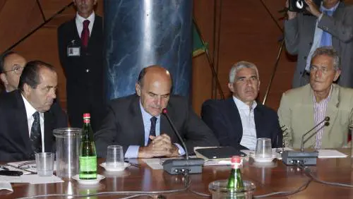 Se ora l'opposizione  
sfrutta la crisi per saltare 
alla gola di Berlusconi