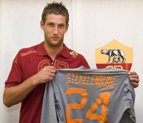 Stekelenburg gioca con il core de Roma: "Orgoglioso di essere qui"