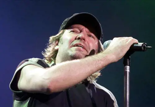 Anche Vasco piange  
Dalla cima della classifica  
tocca il fondo della vita