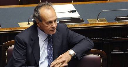 Crisi, Nitto Palma annulla le vacanze